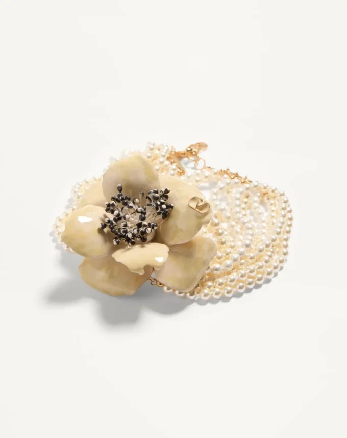 Collier Fleur Lumineuse en métal, émail, perles et tissu Collier Fleur Lumineuse en métal, émail, perles et tissu