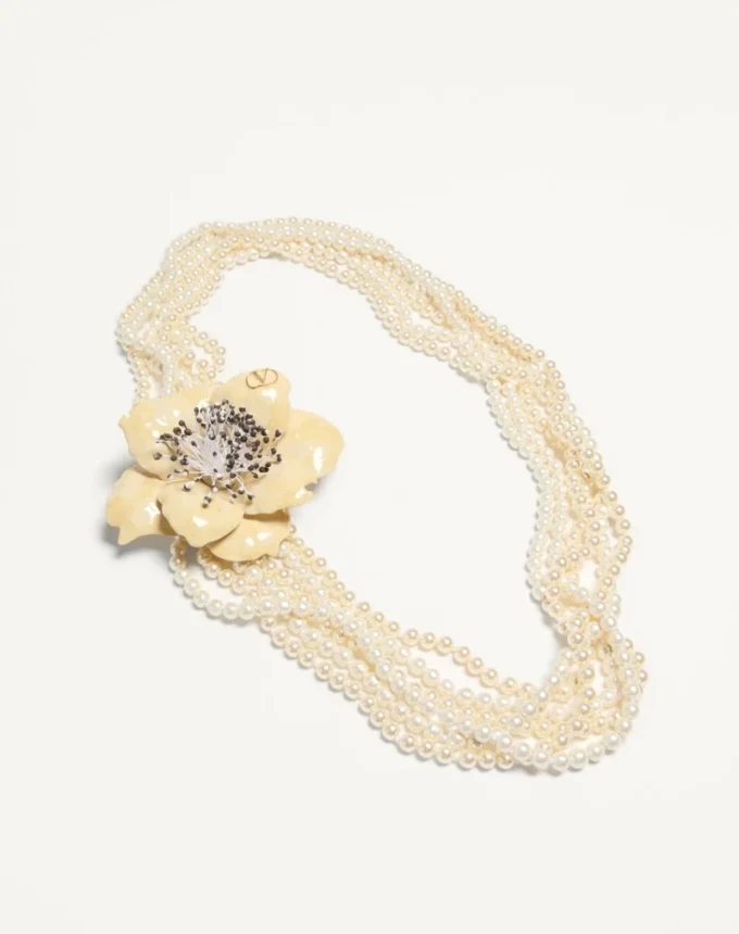 Collier Fleur Lumineuse en métal, émail, perles et tissu Collier Fleur Lumineuse en métal, émail, perles et tissu