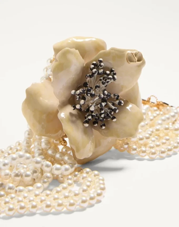 Collier Fleur Lumineuse en métal, émail, perles et tissu Collier Fleur Lumineuse en métal, émail, perles et tissu