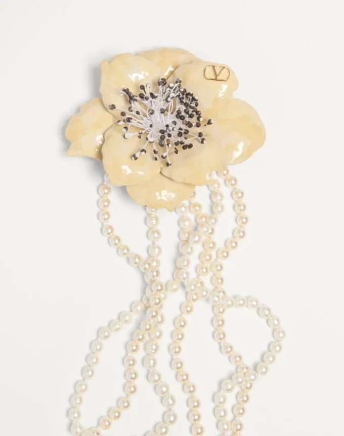 Collier Fleur Lumineuse en métal, émail, perles et tissu Collier Fleur Lumineuse en métal, émail, perles et tissu