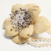 Collier Fleur Lumineuse en métal, émail, perles et tissu Collier Fleur Lumineuse en métal, émail, perles et tissu