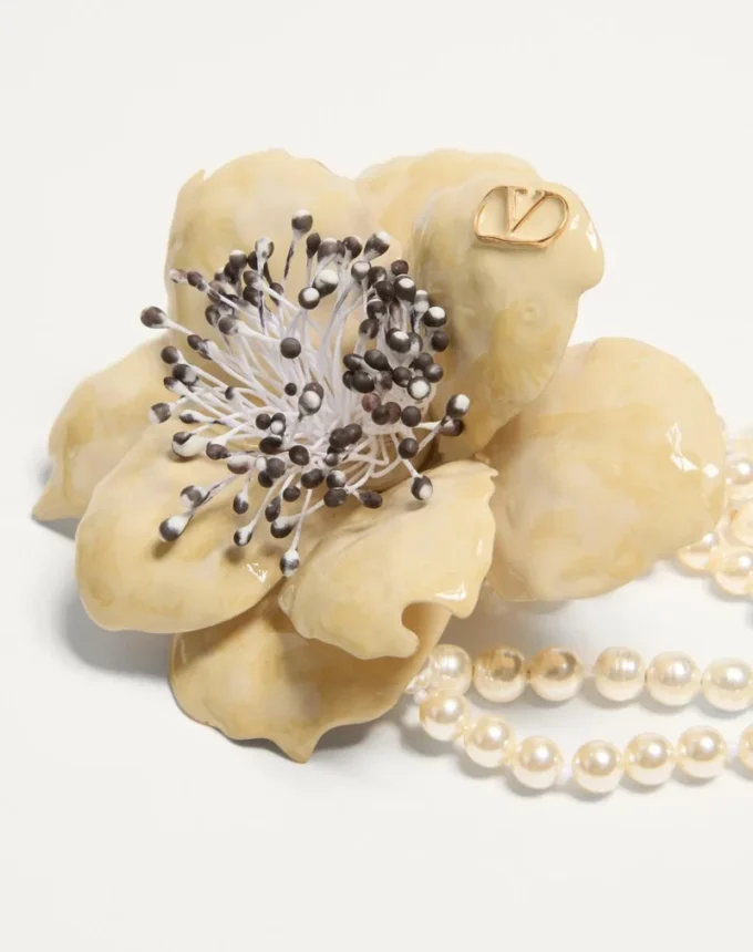 Collier Fleur Lumineuse en métal, émail, perles et tissu Collier Fleur Lumineuse en métal, émail, perles et tissu