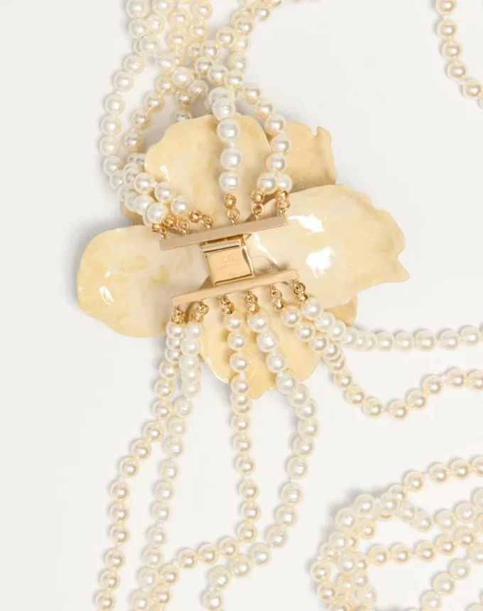Collier Fleur Lumineuse en métal, émail, perles et tissu Collier Fleur Lumineuse en métal, émail, perles et tissu