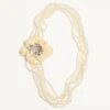 Collier Fleur Lumineuse Valentino Garavani en métal, émail, perles et tissu Collier Fleur Lumineuse Valentino Garavani en métal, émail, perles et tissu