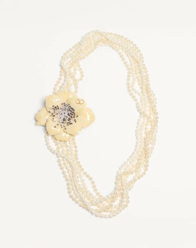 Collier Fleur Lumineuse Valentino Garavani en métal, émail, perles et tissu Collier Fleur Lumineuse Valentino Garavani en métal, émail, perles et tissu