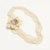 Collier Fleur Lumineuse Valentino Garavani en métal, émail, perles et tissu Collier Fleur Lumineuse Valentino Garavani en métal, émail, perles et tissu