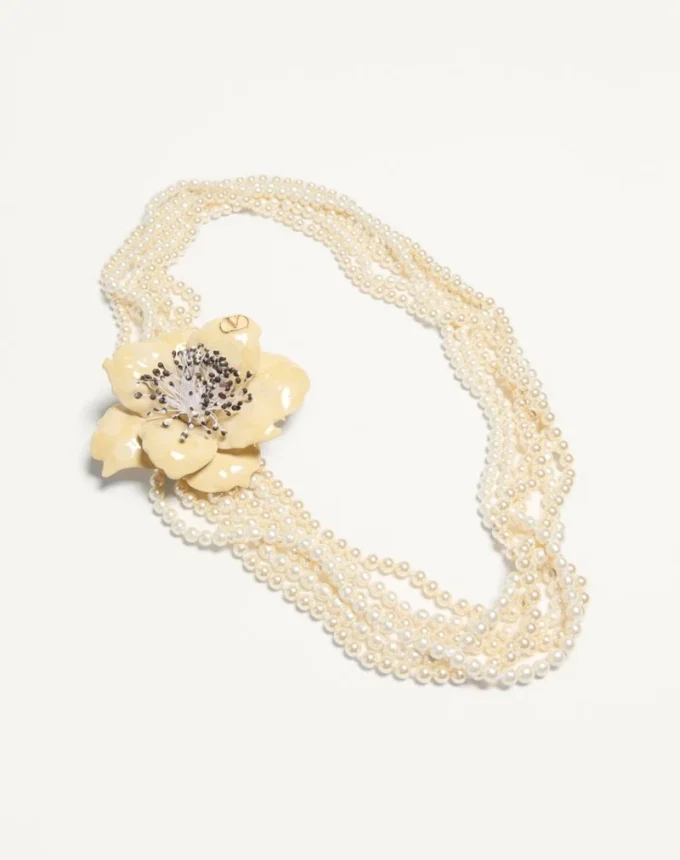 Collier Fleur Lumineuse Valentino Garavani en métal, émail, perles et tissu Collier Fleur Lumineuse Valentino Garavani en métal, émail, perles et tissu