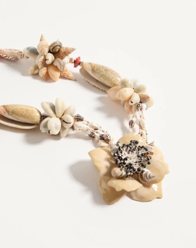 Collier Jardin Aquatique en métal, émail, tissu, coquillages, corail et perles naturelles Collier Jardin Aquatique en métal, émail, tissu, coquillages, corail et perles naturelles