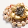Collier Jardin Aquatique en métal, tissu, coquillages, corail et onyx Collier Jardin Aquatique en métal, tissu, coquillages, corail et onyx
