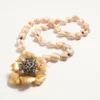 Collier Jardin Aquatique en métal, tissu, coquillages, corail et onyx Collier Jardin Aquatique en métal, tissu, coquillages, corail et onyx