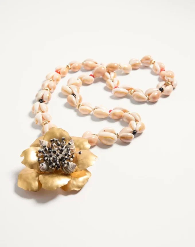 Collier Jardin Aquatique en métal, tissu, coquillages, corail et onyx Collier Jardin Aquatique en métal, tissu, coquillages, corail et onyx