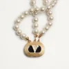 Collier ovale en métal, émail, perles et cristaux Swarovski® Collier ovale en métal, émail, perles et cristaux Swarovski®