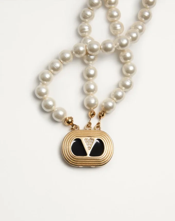 Collier ovale en métal, émail, perles et cristaux Swarovski® Collier ovale en métal, émail, perles et cristaux Swarovski®