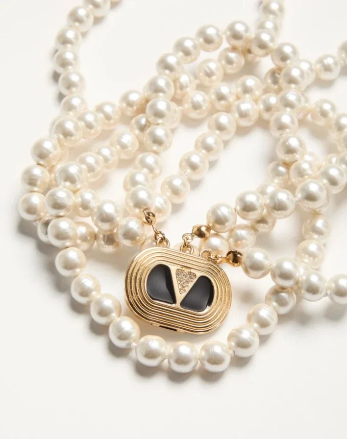 Collier ovale en métal, émail, perles et cristaux Swarovski® Collier ovale en métal, émail, perles et cristaux Swarovski®
