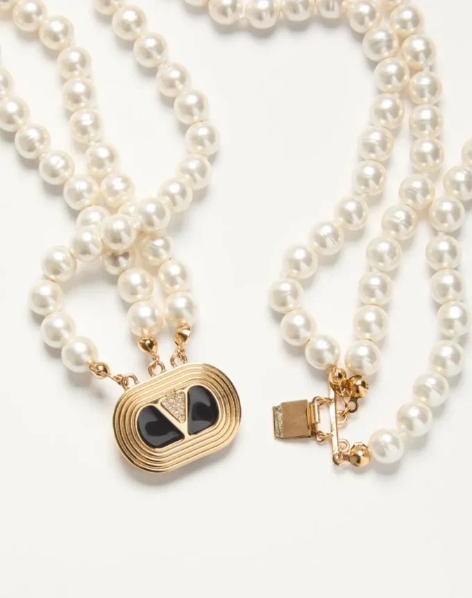 Collier ovale en métal, émail, perles et cristaux Swarovski® Collier ovale en métal, émail, perles et cristaux Swarovski®