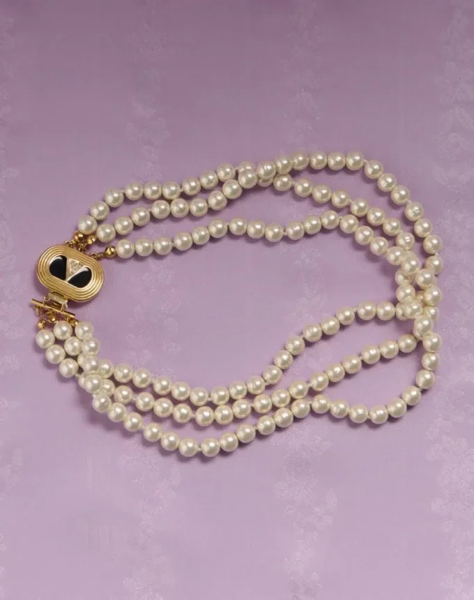 Collier ovale en métal, émail, perles et cristaux Swarovski® Collier ovale en métal, émail, perles et cristaux Swarovski®