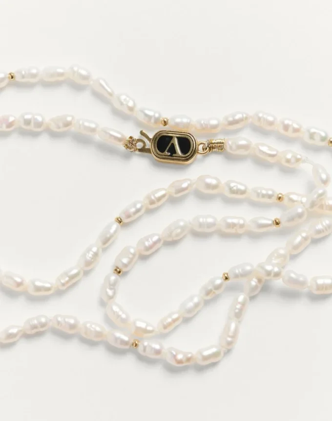 Collier ovale en métal, perles et émail