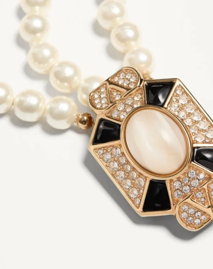 Collier Pas Plus en métal, émail, résine, perles et cristaux Swarovski® Collier Pas Plus en métal, émail, résine, perles et cristaux Swarovski®