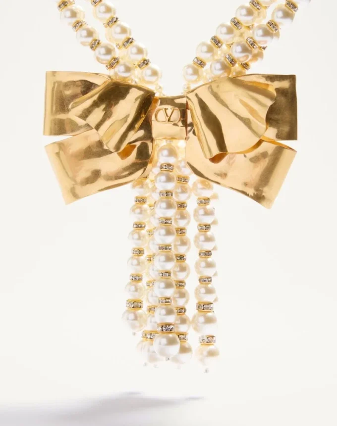 Collier Trop Chou en métal, émail, perles et cristaux Collier Trop Chou en métal, émail, perles et cristaux