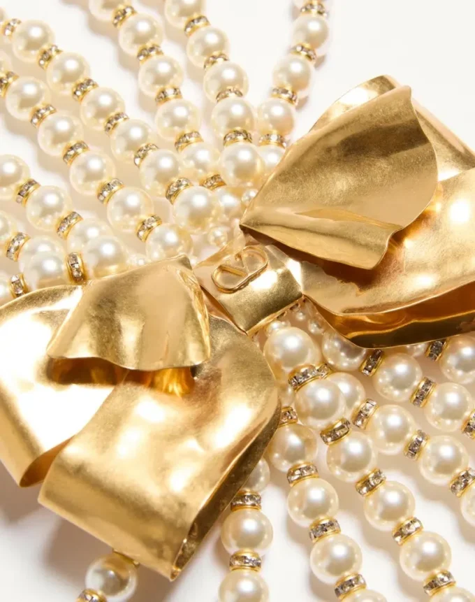Collier Trop Chou en métal, émail, perles et cristaux Collier Trop Chou en métal, émail, perles et cristaux
