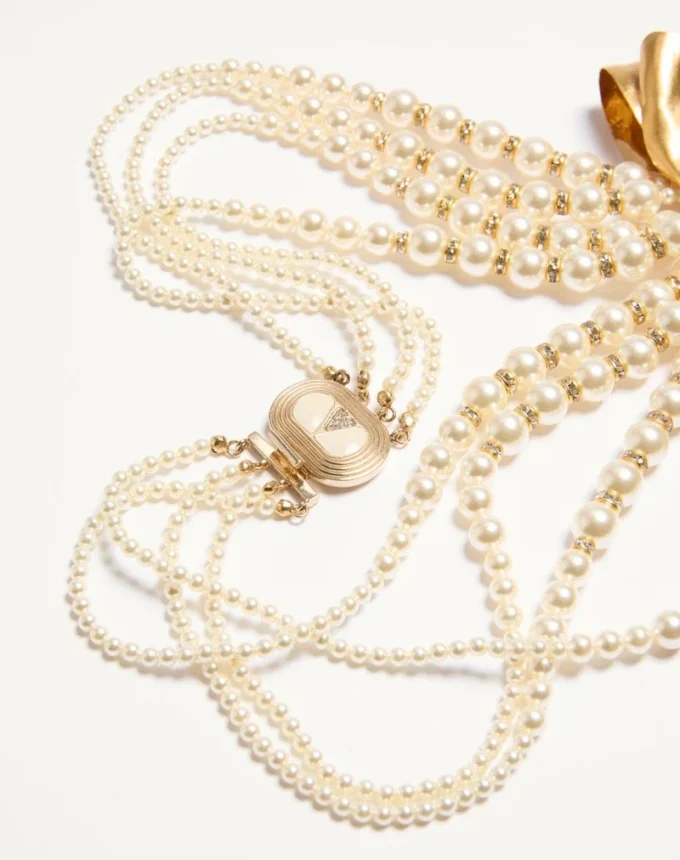 Collier Trop Chou en métal, émail, perles et cristaux Collier Trop Chou en métal, émail, perles et cristaux
