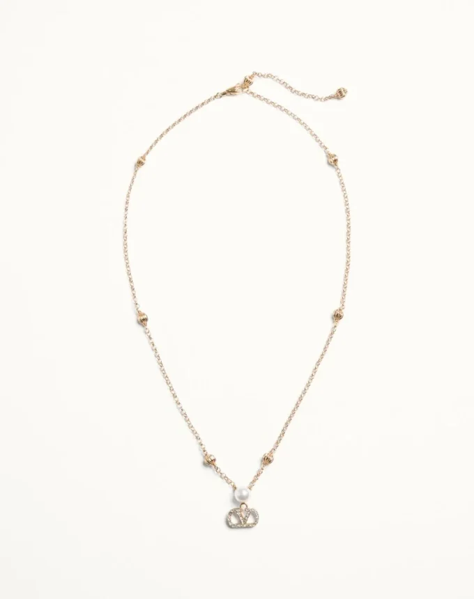 Collier VLogo Signature en métal, perles et cristaux Swarovski® Collier VLogo Signature en métal, perles et cristaux Swarovski®