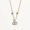 Collier VLogo Signature en métal, perles et cristaux Swarovski® Collier VLogo Signature en métal, perles et cristaux Swarovski®