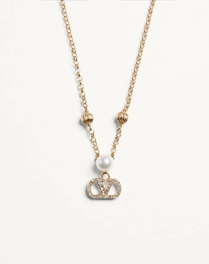 Collier VLogo Signature en métal, perles et cristaux Swarovski® Collier VLogo Signature en métal, perles et cristaux Swarovski®