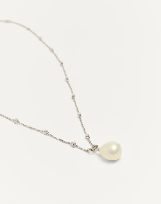 Collier Vlogo Signature en métal, perles et cristaux Swarovski® Collier Vlogo Signature en métal, perles et cristaux Swarovski®