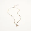 Collier VLogo Signature en métal, perles et cristaux Swarovski® Collier VLogo Signature en métal, perles et cristaux Swarovski®