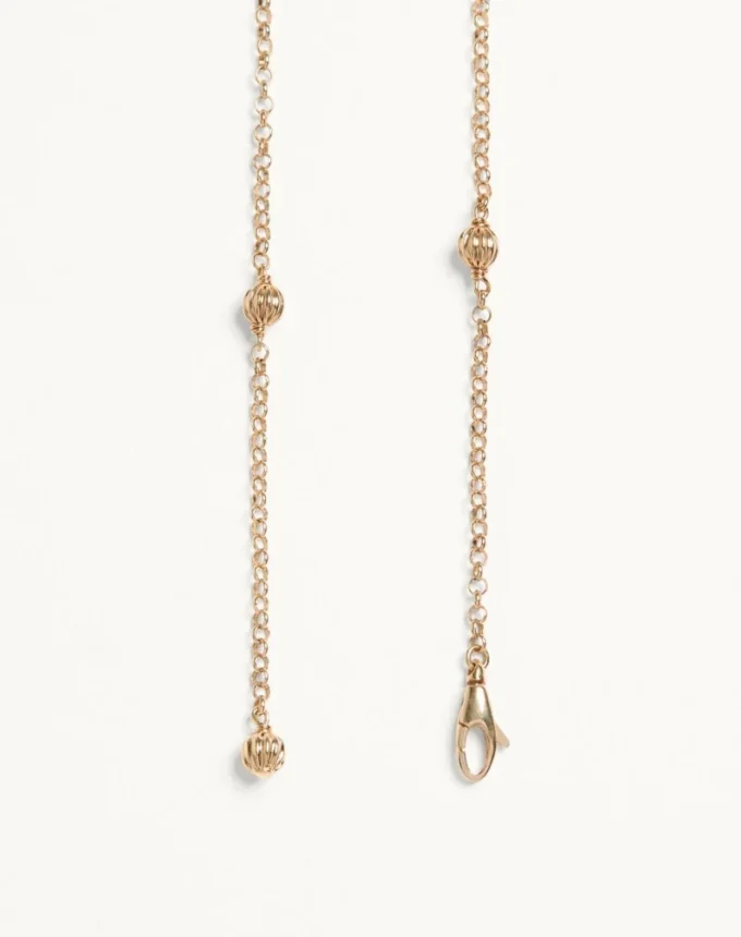 Collier VLogo Signature en métal, perles et cristaux Swarovski® Collier VLogo Signature en métal, perles et cristaux Swarovski®