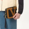 Coupe-vent à capuche en nylon avec patch VLogo Coupe-vent à capuche en nylon avec patch VLogo