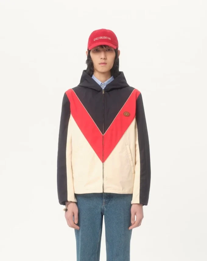 Coupe-vent à capuche en nylon avec patch VLogo Coupe-vent à capuche en nylon avec patch VLogo