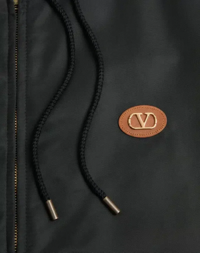 Coupe-vent à capuche en nylon avec patch VLogo Coupe-vent à capuche en nylon avec patch VLogo