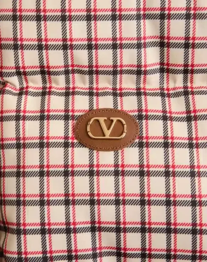 Doudoune à capuche en nylon avec patch VLogo Doudoune à capuche en nylon avec patch VLogo