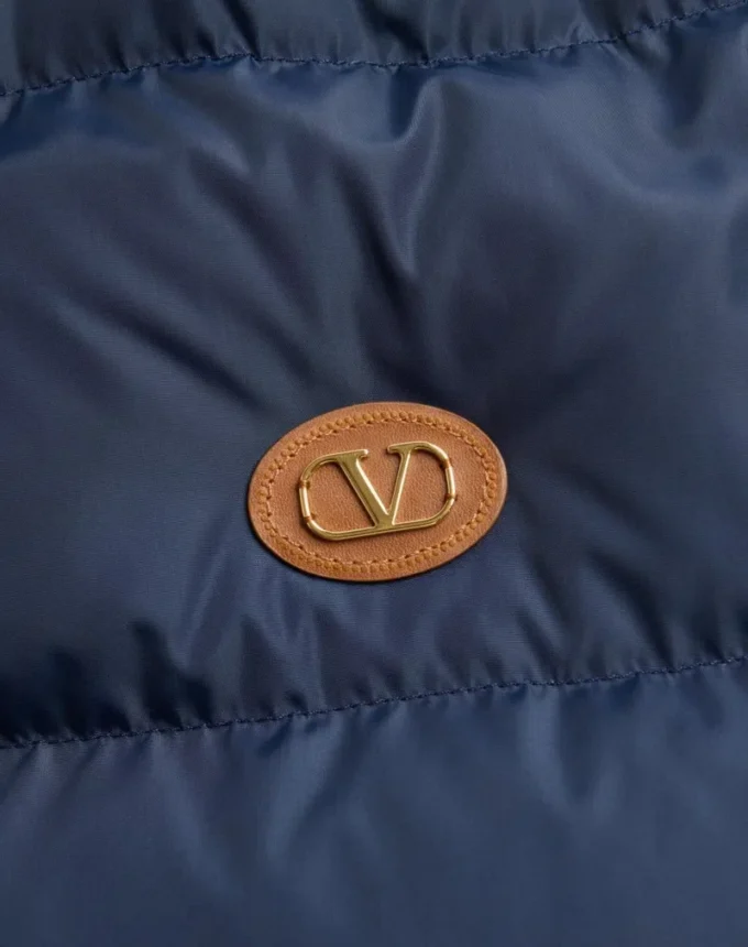 Doudoune à capuche en nylon avec patch VLogo Doudoune à capuche en nylon avec patch VLogo