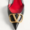 Escarpins à bride arrière en cuir de veau avec signature Vlogo 40 mm / 1,6 pouces.