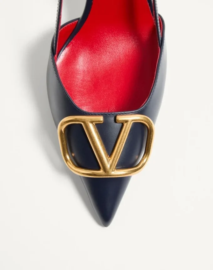 Escarpins à bride arrière en cuir de veau avec signature Vlogo, talon de 80 mm / 3,15 pouces.