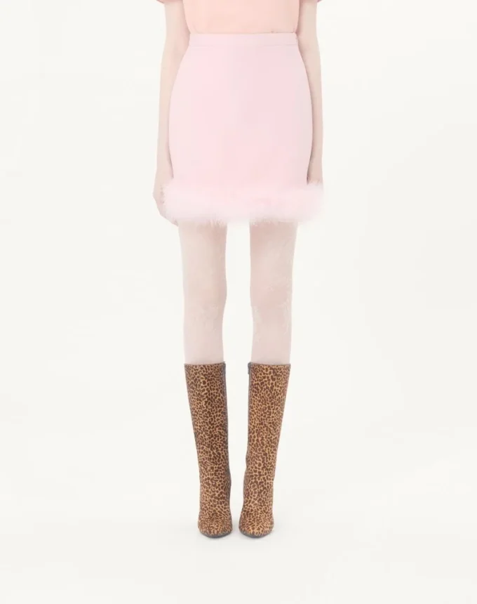 Jupe courte en crêpe couture avec plumes Jupe courte en crêpe couture avec plumes