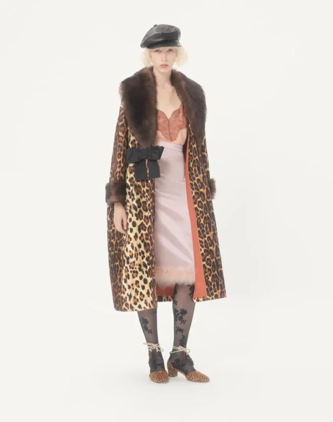 Jupe en satin avec plumes Jupe en satin avec plumes