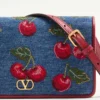 Mini sac à bandoulière en denim Vlogo Signature avec broderie Cherryfic Mini sac à bandoulière en denim Vlogo Signature avec broderie Cherryfic