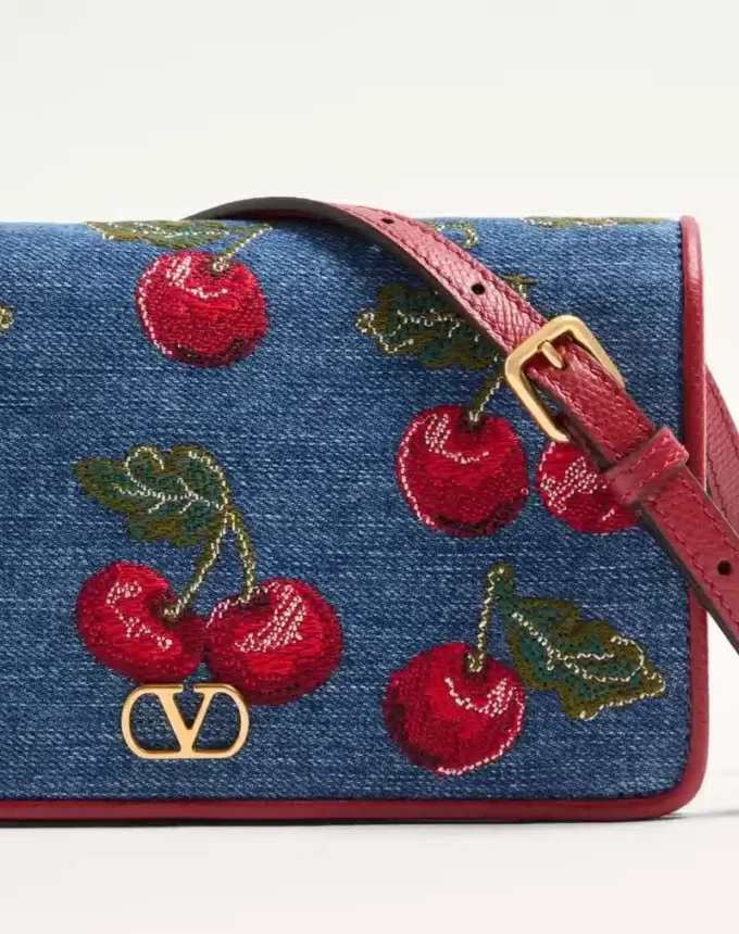 Mini sac à bandoulière en denim Vlogo Signature avec broderie Cherryfic Mini sac à bandoulière en denim Vlogo Signature avec broderie Cherryfic