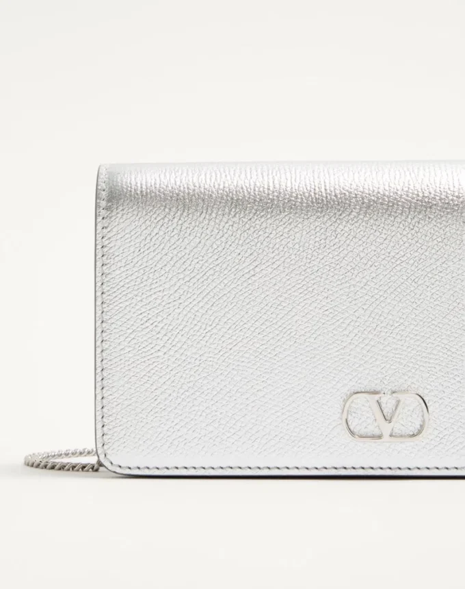 Mini sac à bandoulière VLogo Signature en cuir de veau grainé laminé Mini sac à bandoulière VLogo Signature en cuir de veau grainé laminé