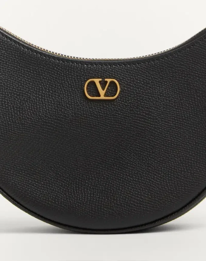 Mini sac hobo Vlogo Signature en cuir de veau grainé Mini sac hobo Vlogo Signature en cuir de veau grainé