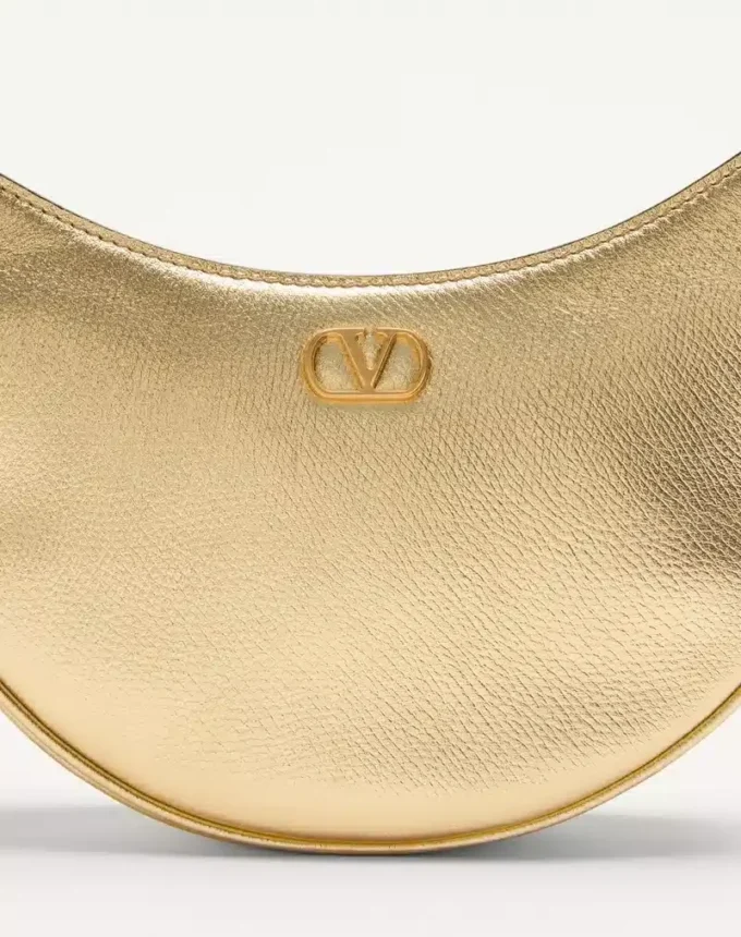 Mini sac hobo Vlogo Signature en cuir de veau grainé laminé Mini sac hobo Vlogo Signature en cuir de veau grainé laminé