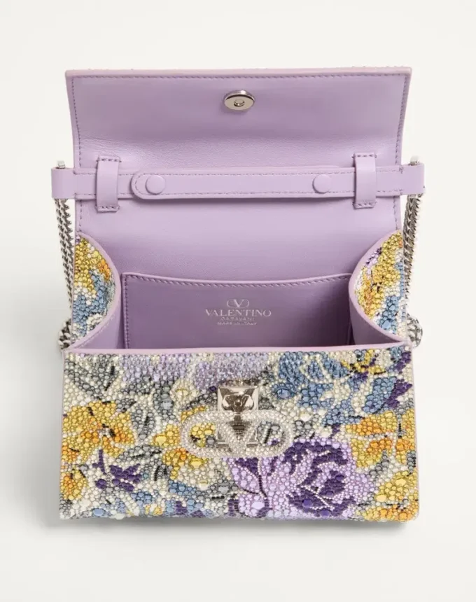 Mini sac à main Valentino Garavani Vsling avec motif Flowerism en strass et logo bijou Mini sac à main Valentino Garavani Vsling avec motif Flowerism en strass et logo bijou