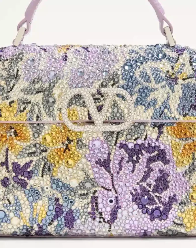Mini sac à main Valentino Garavani Vsling avec motif Flowerism en strass et logo bijou Mini sac à main Valentino Garavani Vsling avec motif Flowerism en strass et logo bijou