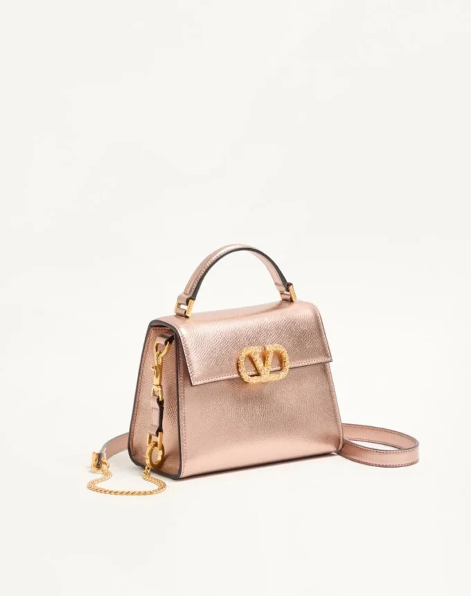 Mini sac à main Valentino Garavani Vsling en cuir de veau grainé laminé avec logo bijou Mini sac à main Valentino Garavani Vsling en cuir de veau grainé laminé avec logo bijou