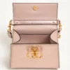 Mini sac à main Valentino Garavani Vsling en cuir de veau grainé laminé avec logo bijou Mini sac à main Valentino Garavani Vsling en cuir de veau grainé laminé avec logo bijou