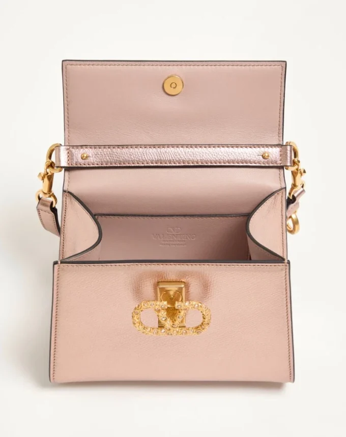 Mini sac à main Valentino Garavani Vsling en cuir de veau grainé laminé avec logo bijou Mini sac à main Valentino Garavani Vsling en cuir de veau grainé laminé avec logo bijou